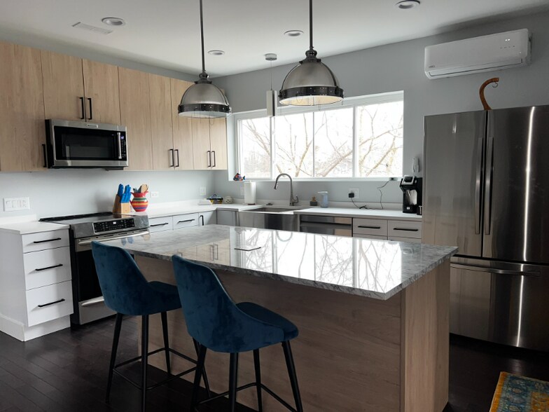 Building Photo - 3526 Lake St