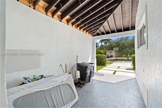 Building Photo - 580 Lee Dr