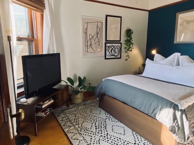 Bedroom - 2419 W Wilson Ave