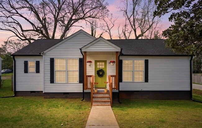 Building Photo - Contemporary Elegance Meets Greenville Convenience