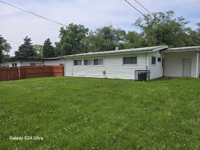 Building Photo - 8318 Woodhurst Dr