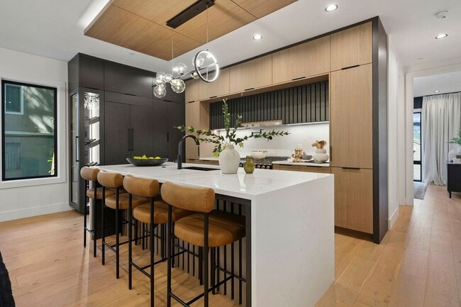 Building Photo - Skyview Townhome: Luxury Living in Lake Oswego's Premier First Addition Neighborhood