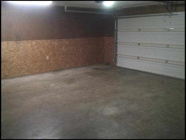 Building Photo - 400 Maxine Ave