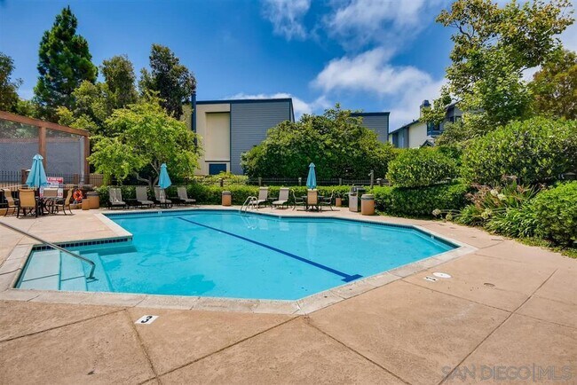 Building Photo - 8860 Villa La Jolla Dr