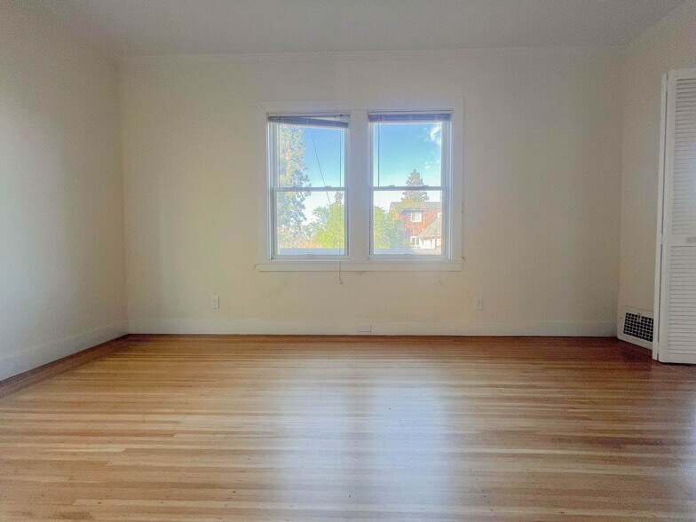 Guest Bedroom - 1504 Grant St