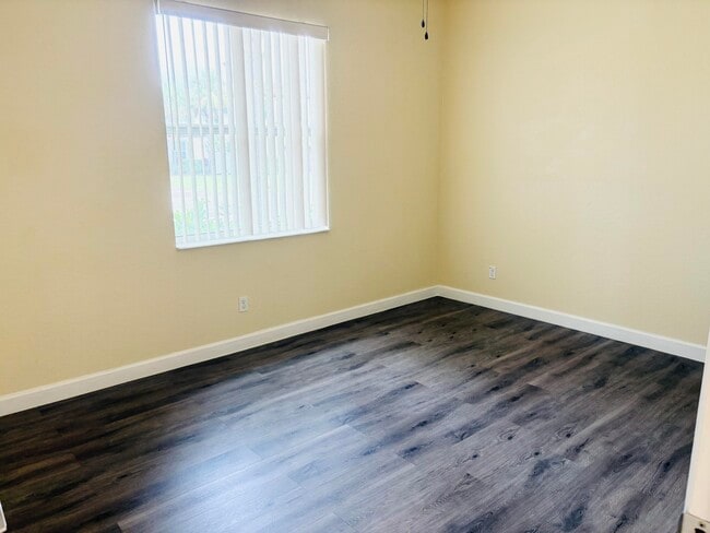 Building Photo - 12512 NW Stanis Ln