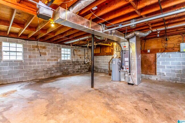 Building Photo - 5849 Janet Dr