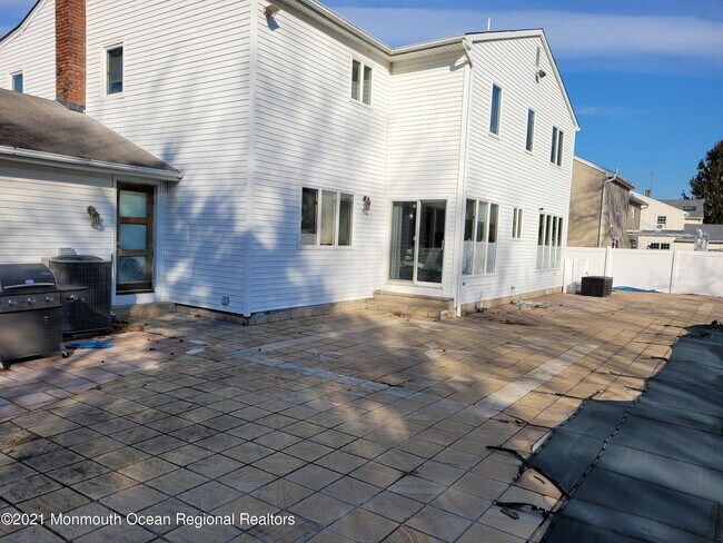 Building Photo - 304 Monmouth Rd
