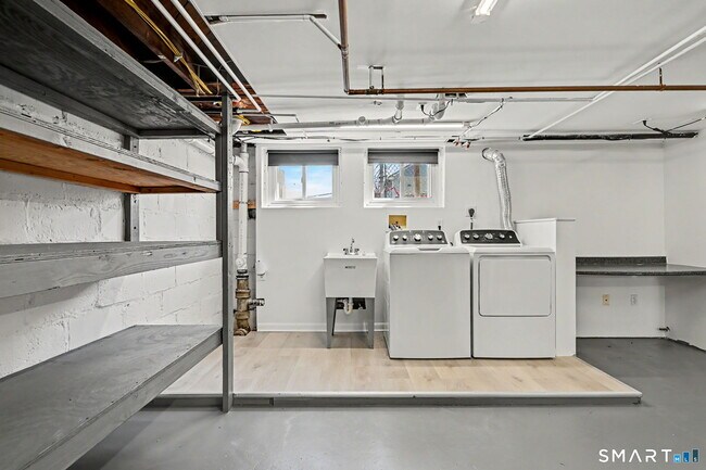 Building Photo - 15 Whitmore Ln