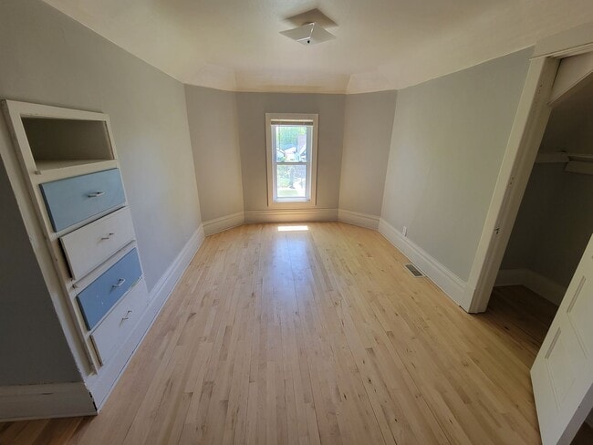 Building Photo - AVAILABLE JULY 1ST 3 Bedroom2 Bathroom + Office