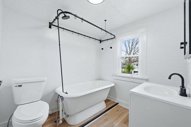 Building Photo - Updated 3BR with Fresh Finishes