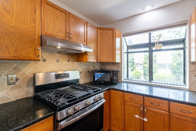 Building Photo - 2 bed 2.5 bath
