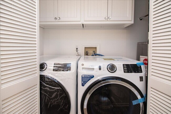 Building Photo - Newly Renovated 3bd/2ba Duplex Unit in Con...