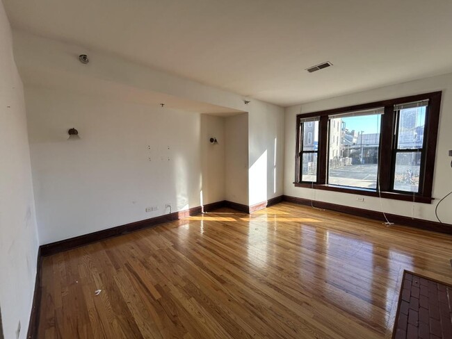 Primary Photo - 2 bedroom in Chicago IL 60613