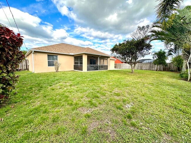 Building Photo - 174 SW Sea Lion Rd