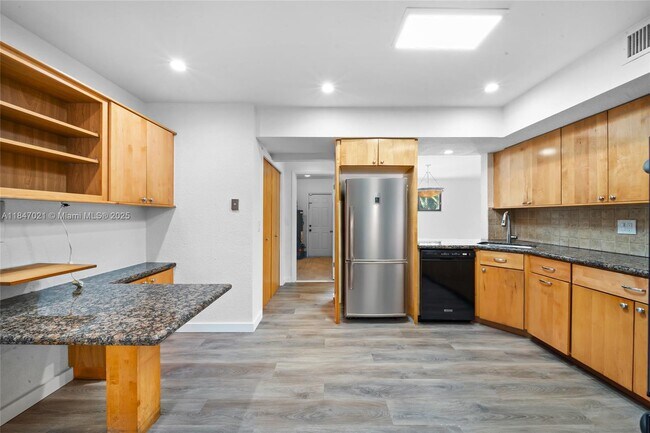 Building Photo - 19402 NE 19th Ct