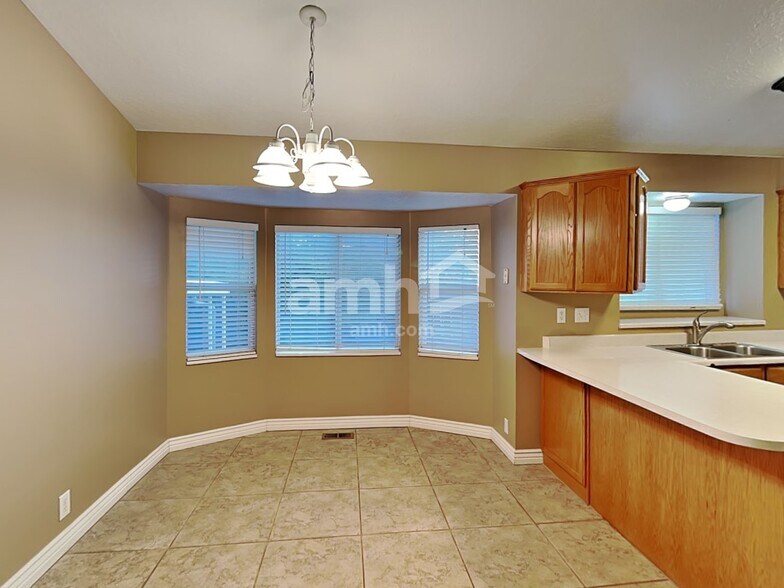 Building Photo - 172 W 2100 S