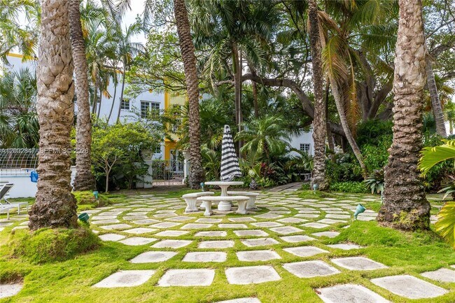 Building Photo - 2421 Lake Pancoast Dr