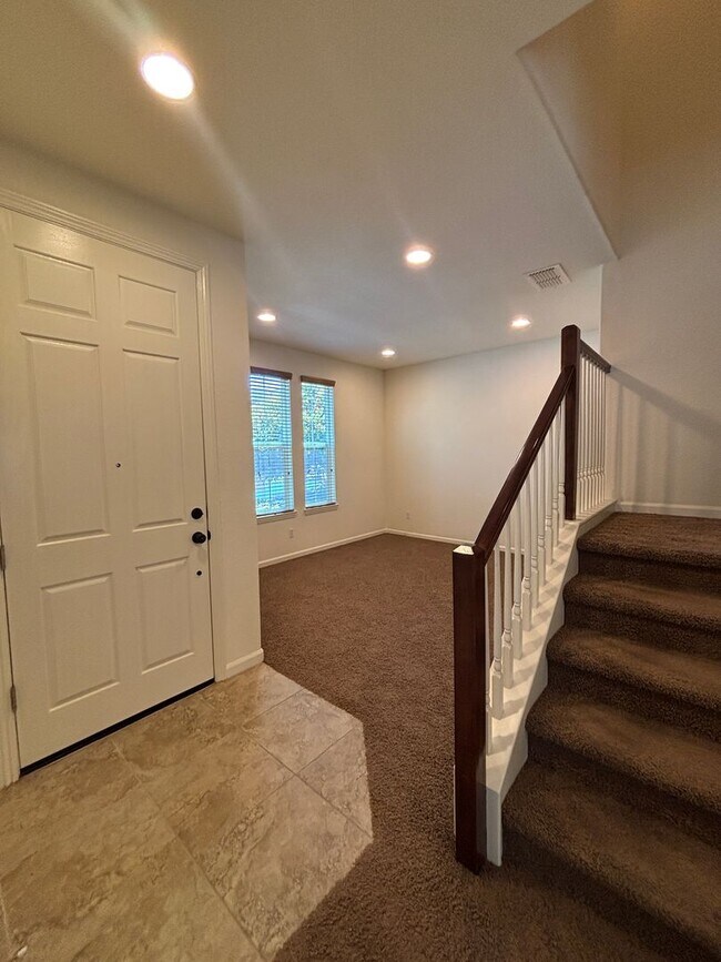Building Photo - West Roseville Solar! 3 Bedroom, Plus den/...