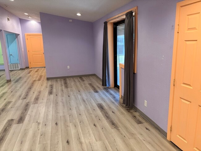 Building Photo - 515