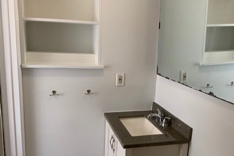 full bathroom - 1047 S Charles St