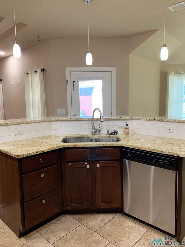 Building Photo - 116 Mariposa Dr