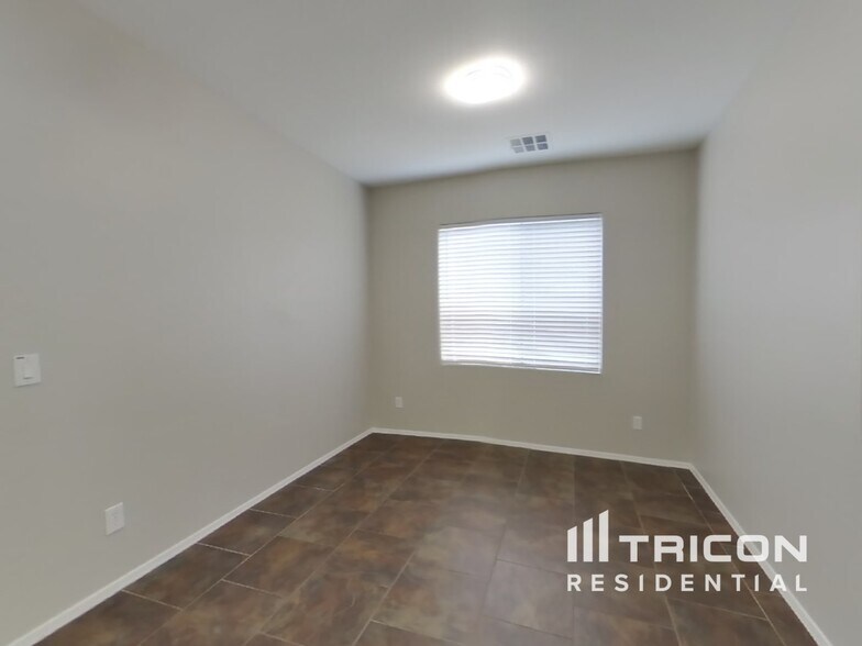 Building Photo - 4930 E Del Rio Dr