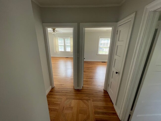 Building Photo - 2 Bedroom House with Large Bonus Room