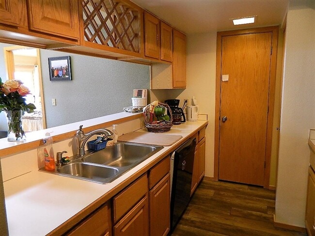 Building Photo - Summer Seasonal Rental- Lake Forest E301