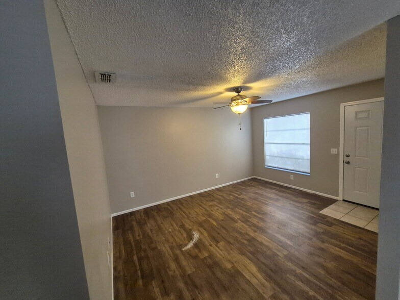 Building Photo - 1305 Markham Ave
