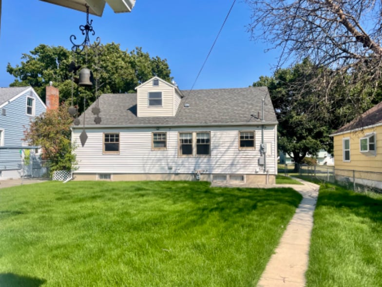 Building Photo - 778 4th Ave W