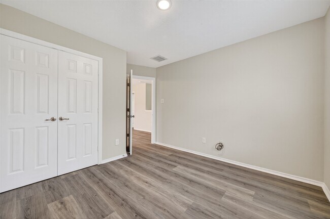 Building Photo - 6915 Great Oaks Shadow Dr