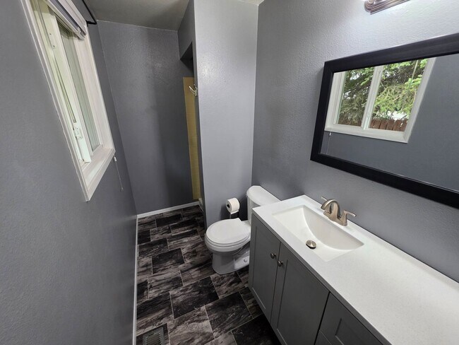 Building Photo - Beautiful Home in 5 Mile