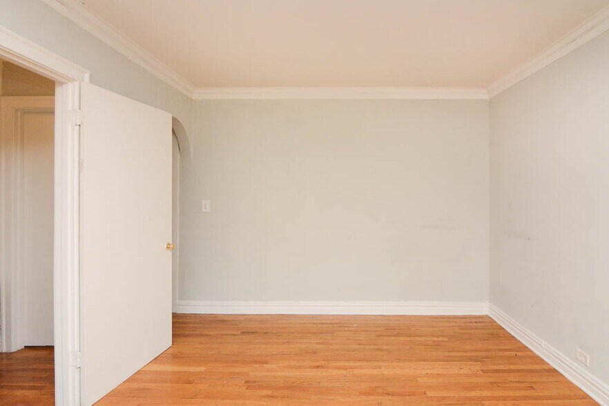 Building Photo - 533 W Roscoe St