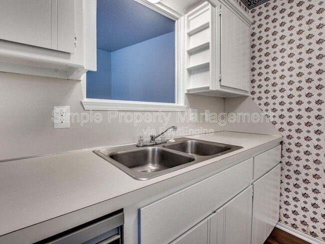 Building Photo - 1710 Hillcrest Dr