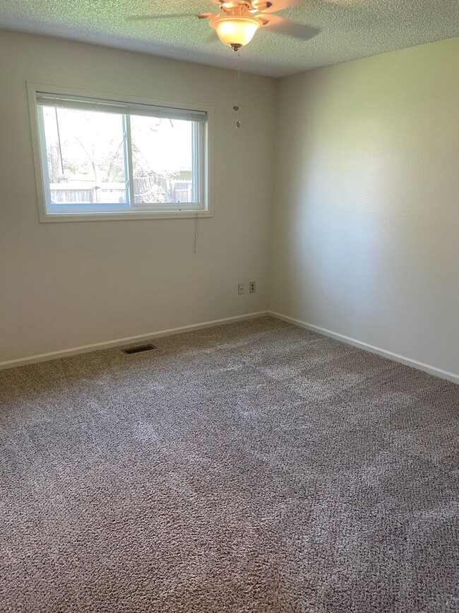 Building Photo - Spacious 4 bed 1.5 Bath Ranch-Style Home i...