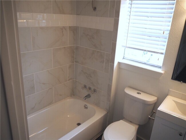 Building Photo - 1200 E 52nd St