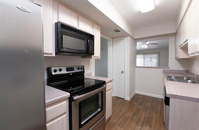 Building Photo - 7950 Grove Ridge Dr