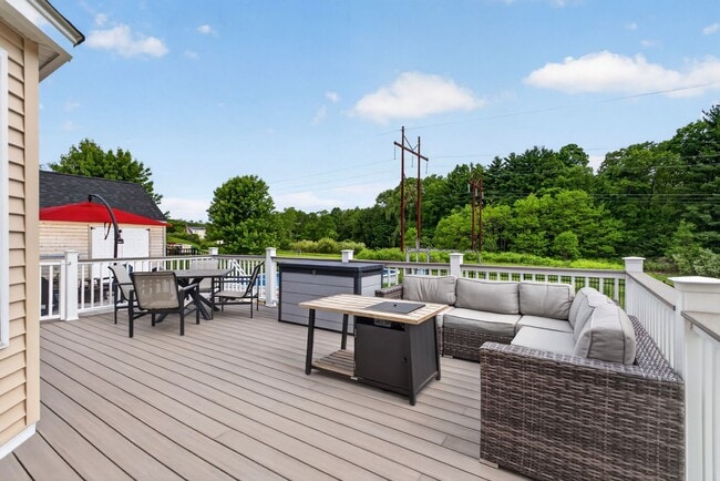 Building Photo - Spacious Stratham Home | Semi-In Ground Pool | Finished Basement | AVAILABLE AUGUST 1st