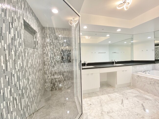 Building Photo - 16400 Collins Ave