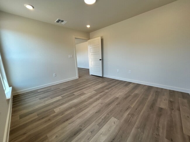 Building Photo - Brand new 3Bed/2Bath Available