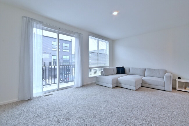 Building Photo - 332 Summit Cir