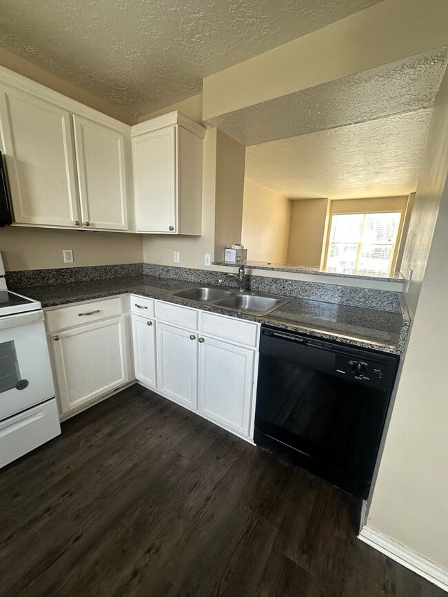 Building Photo - BEAUIFUL TOWNHOME!!!