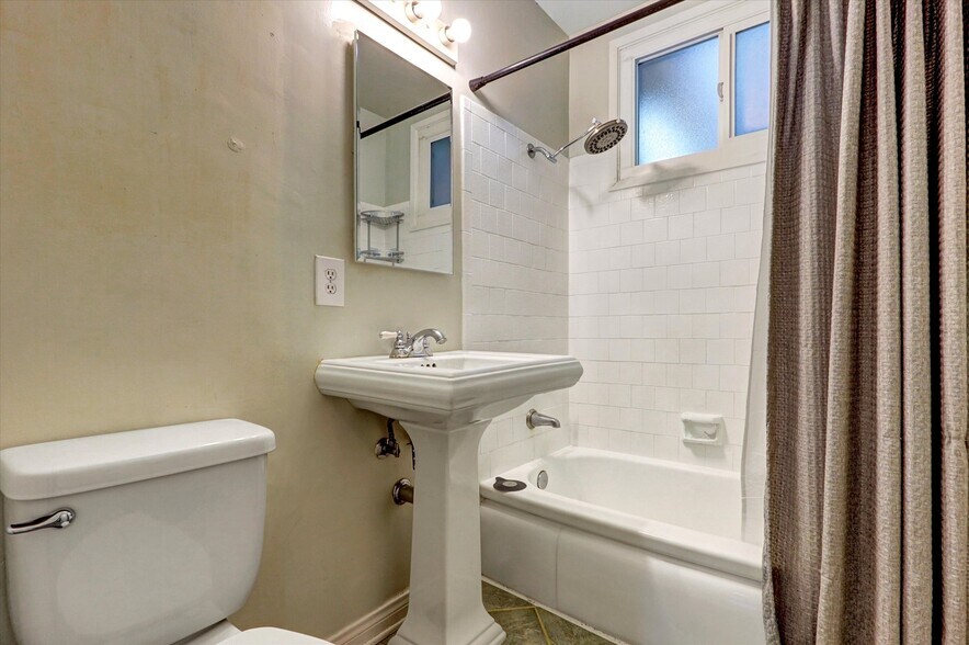 Building Photo - 5863 Alonzo Ave