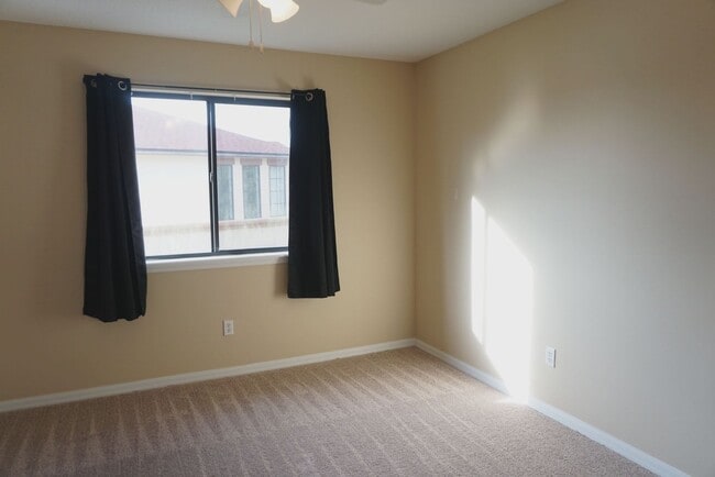 Building Photo - Townhome 2/2.5 with garage and access to Julington Creek amenities