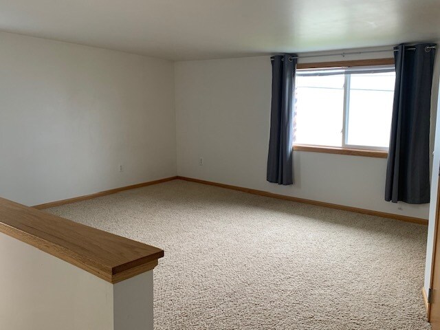 Upper Bed - 807 Bayshore Dr