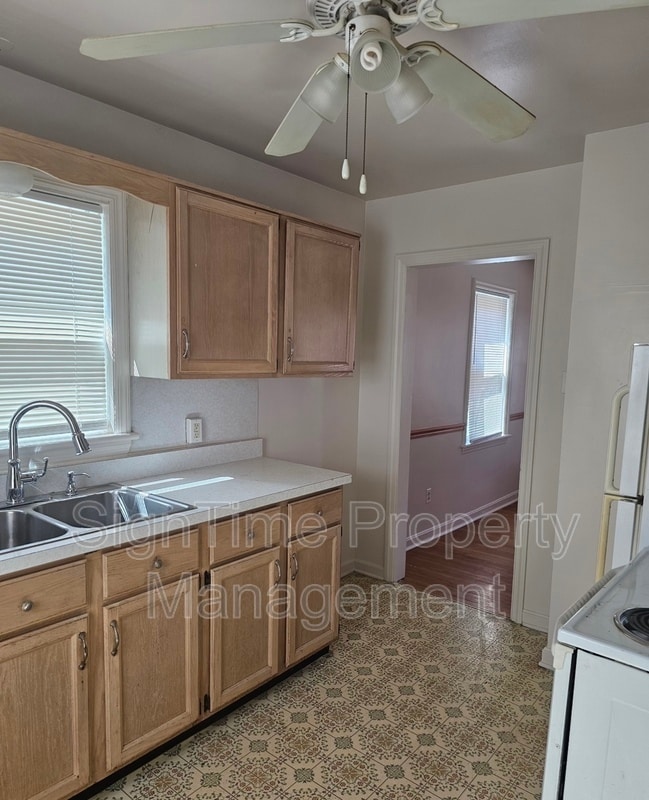 Building Photo - 10907 Lincoln Ave