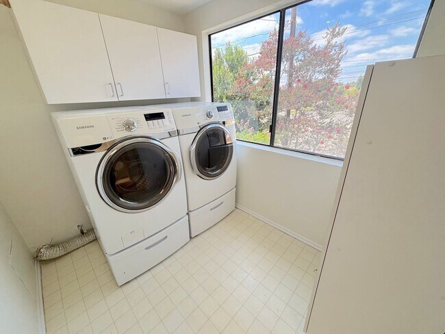 Building Photo - 3 Bedroom Condo now available in City of Orange