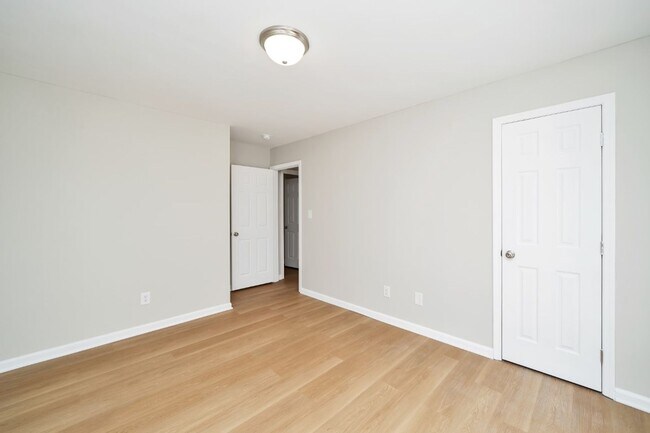 Building Photo - 429 Surrey Cir