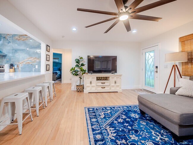 Building Photo - 418 N Palmway